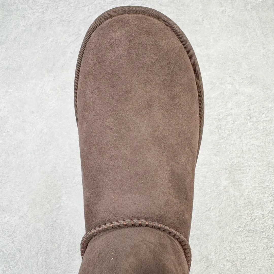 Pick up locally💰520 UGG 6422 Classic wooden buckle autumn and winter sheep fur integrated snow boots. All shoes are made from the same factory as ZP. Longfeng A-grade Australian imported sheep fur integrated women's boots. Brand OEM production line. Fully follow the ZP process. OEM original pattern maker. Adhering to the principle of no original shoes and no development selection. Pay attention to every detail. The most authentic version on the market. TREADLITE "Light Wing" technology outsole. Lightweight/durable/flexible/pile size: 35 36 37 38 39 40 Coding: by2936090